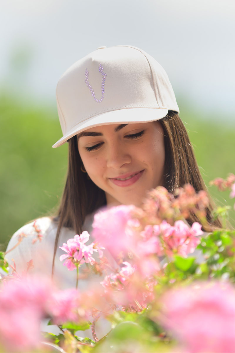 Gorra de equitacion blanco y rosa con detalles brilli bracomonte equestrain marbella