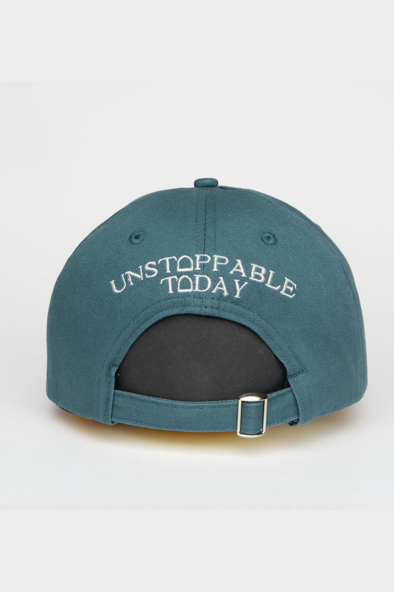 Gorra de equitacion verde con detalles brilli bracomonte equestrain marbella