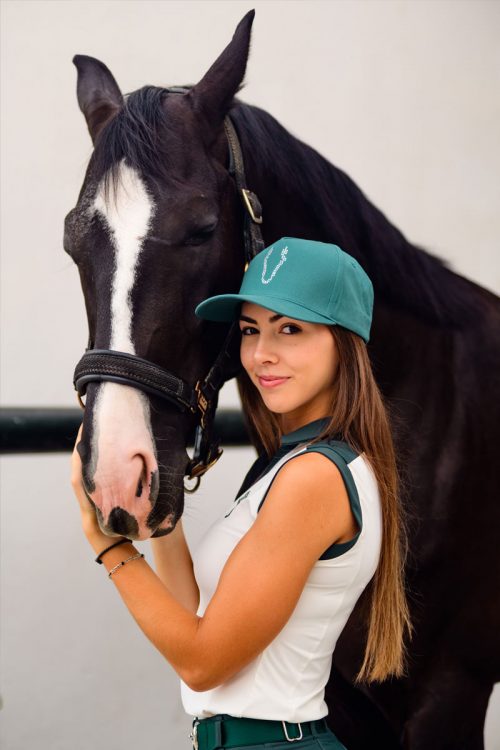 Gorra de equitacion verde con detalles brilli bracomonte equestrain marbella