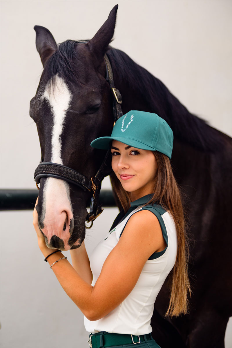 Gorra de equitacion verde con detalles brilli bracomonte equestrain marbella